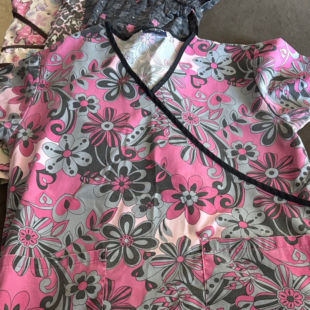Colorful Patterned Scrub Tops - Picture 4 of 10